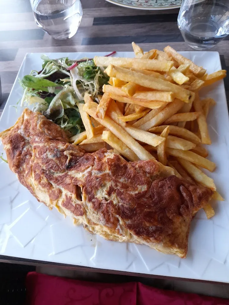 Omelette Foie Gras Poêlé Et Morilles Frites Maison Et Salade